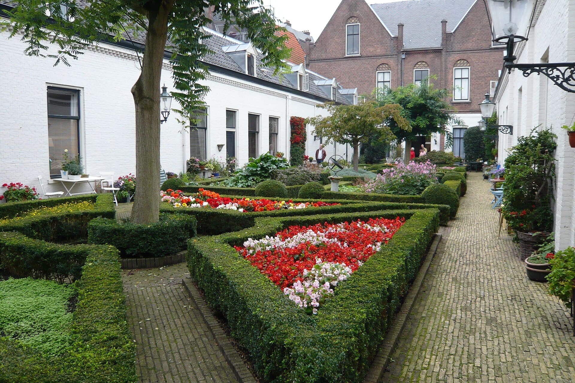 Bloeiende binnentuin van hofje In den Groenen Tuin in Haarlem