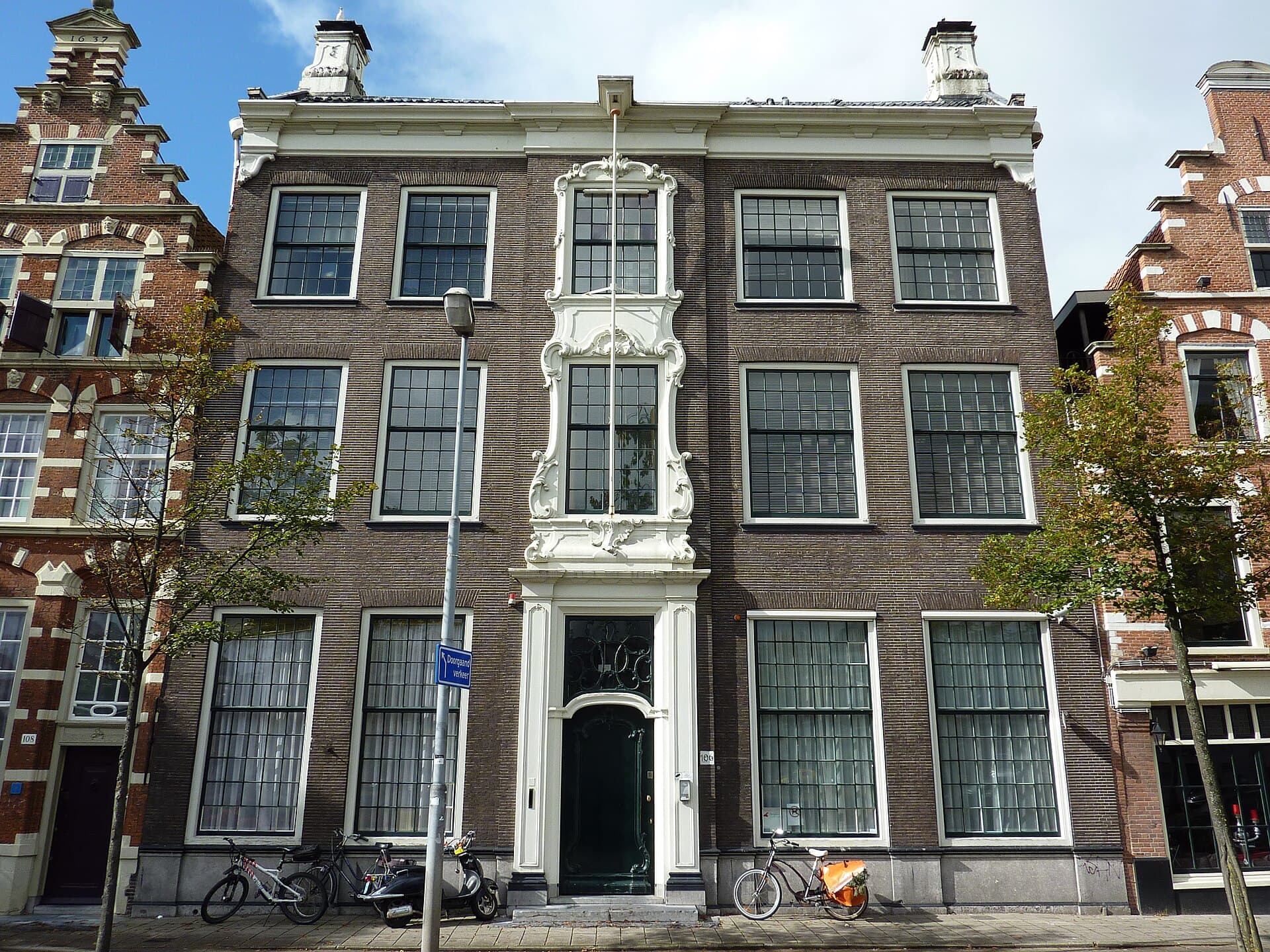 Haarlemse gevel — sfeerbeeld bij Hello I'm Local Boutique Hostel