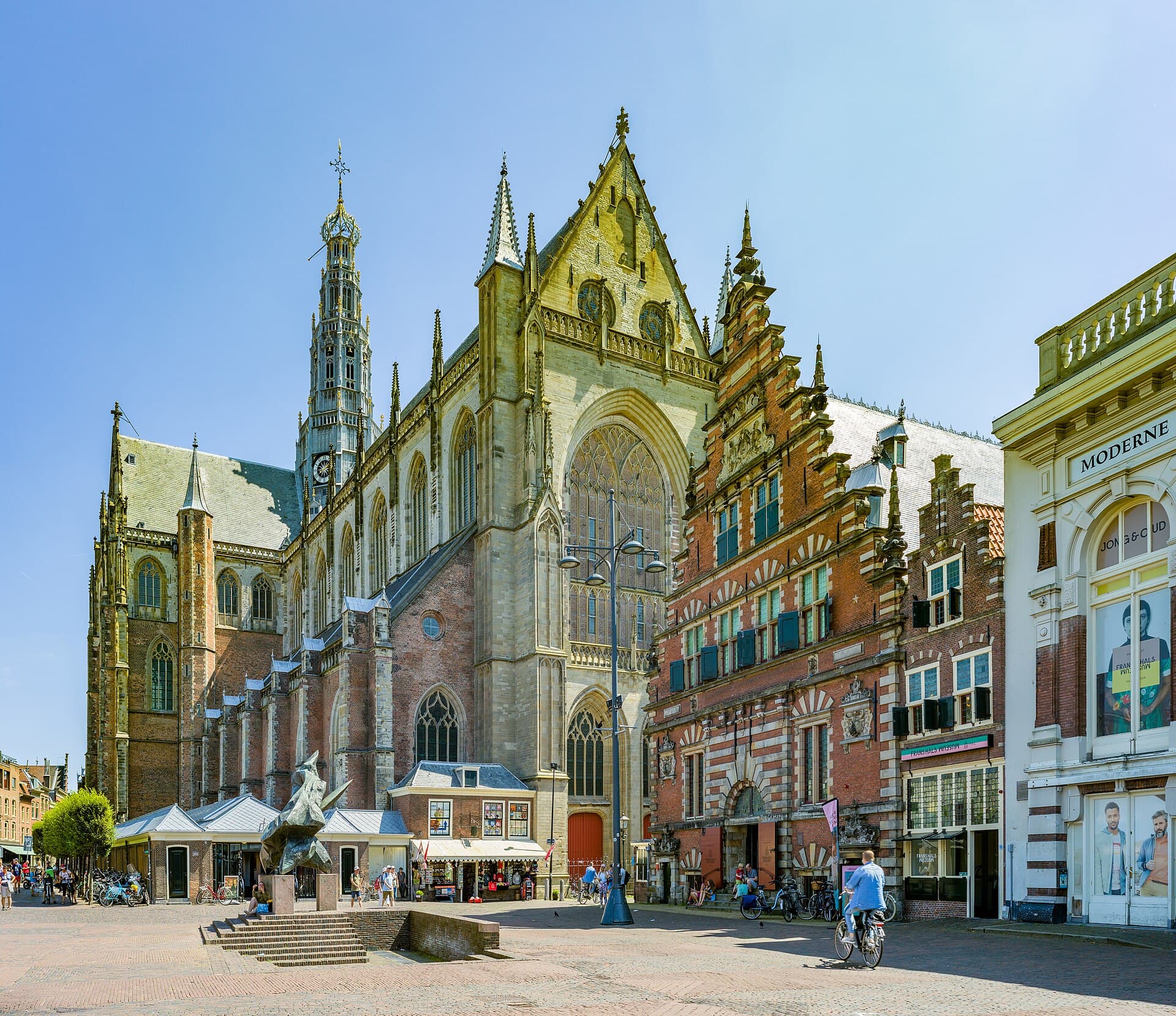 De Grote of St.-Bavokerk en de Vleeshal aan de Grote Markt in Haarlem